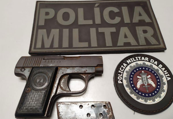 Homem é detido após atingir amigo com tiro de arma de fogo; ele alega tiro acidental 