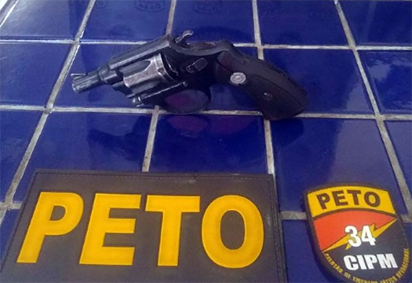 Brumado: Homem é preso acusado de ameaçar a família com arma de fogo