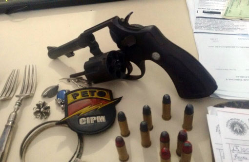 Brumado: polícia apreendeu arma, munições e vários objetos produtos de roubo