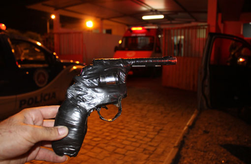 Brumado: Menor assalta mercadinho com arma de brinquedo, mas é alvejado pelo dono; um policial militar