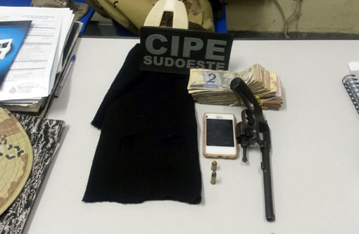 Brumado: Polícia detém homem com arma de fogo e galos de briga