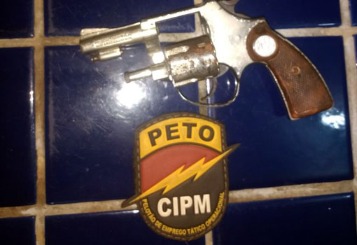 Brumado: um homem é preso e um adolescente apreendido pela Polícia Militar suspeitos de cometerem assaltos no Bairro Santa Teresa