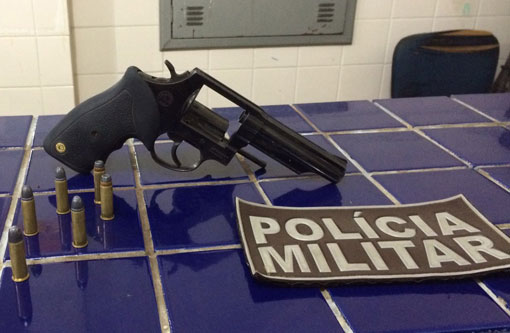 Polícia apreende menor e detém homem flagrado com revólver; ambos promoviam assaltos no Bairro Dr. Juracy