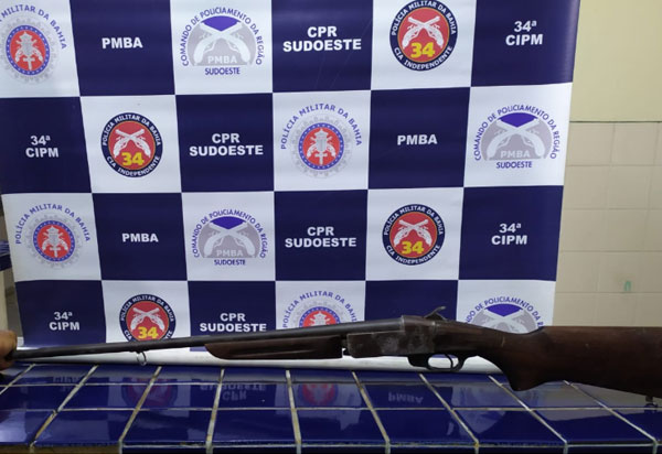 Adolescente é apreendido e homem preso acusados de porte ilegal de arma de fogo em Ituaçu