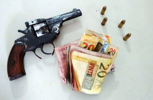 Brumado: Homem assalta mercadinho e, durante a fuga, é detido por policial à paisana