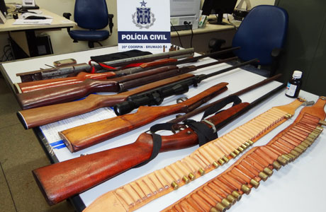 Brumado: Polícia apreende armas na casa de bandido que tomou arma de policial Civil