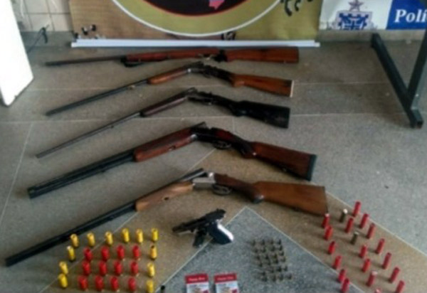 Trio é preso pela CAESG com armas e munições