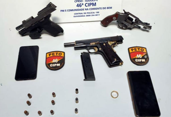 Dom Basílio: Trio é preso acusado de porte ilegal de armas, resistência e formação de quadrilha