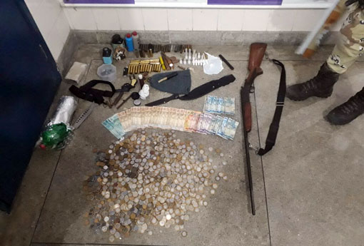 Jussiape: Polícia Militar apreende armas, munições, motocicletas, automóvel, dinheiro e drogas; quatro homens foram presos