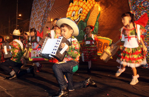 Centro Educacional Monteiro Lobato realizou o 'Arraiá 2015'