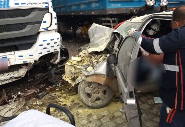 Carreta de empresa brumadense é atingida após acidente em Santo Antônio de Jesus