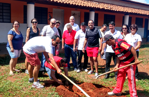 Rotary Club e Casa da Amizade comemoram Dia da Árvore plantando mudas na Apae