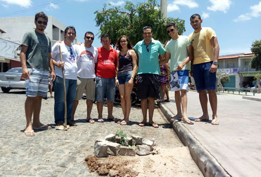 Brumado: após derrubada de árvores, Movimento RenovAção planta mudas na Praça Heráclito Cardoso