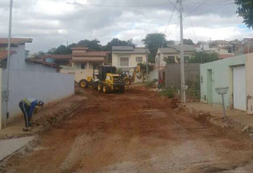 Brumado: Iniciado recapeamento asfáltico da Rua Marinho Oliveira Aguiar atendendo solicitação do vereador Rey de Domingão