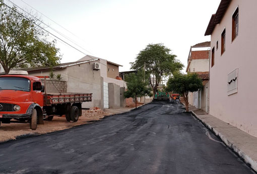 Brumado: Prefeitura dá início a trabalho de pavimentação asfáltica no Bairro Olhos D'água