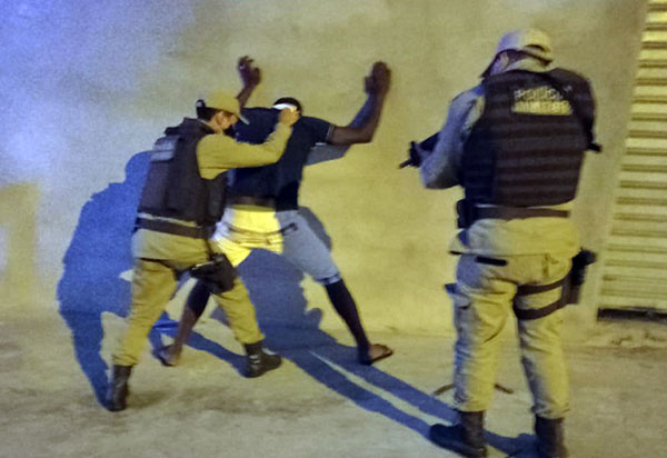 Brumado: Homem acusado de roubar bolsa de mulher na Praça da Prefeitura é preso