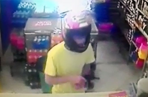 Brumado: Cobrindo o rosto com capacete, dupla assalta estabelecimento comercial