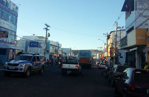 Brumado: dois indivíduos assaltam loja de celular no centro comercial 