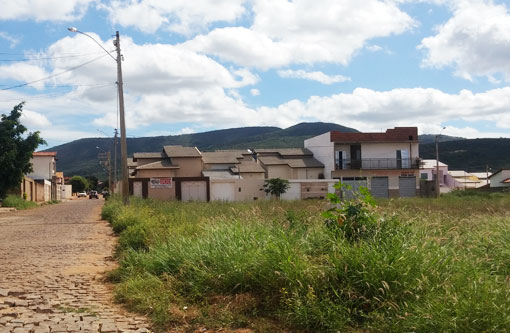Brumado: Bandidos com uma espingarda 12 roubam jóias e amarram família
