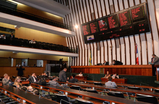 Bancadas da oposição e governo aprovam dois projetos por acordo na Alba
