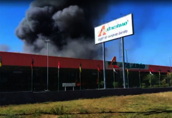Apesar de controlado, combate a incêndio no Atacadão em Conquista entra no 3º dia em focos concentrados