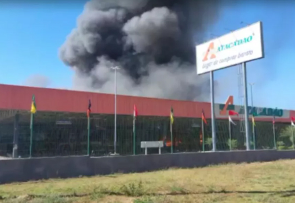 Conquista: Incêndio é debelado no Atacadão, após quatro dias de combate às chamas