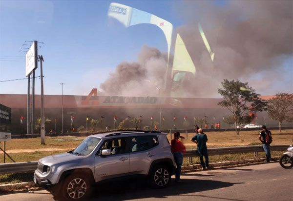 Incêndio atinge Atacadão em Vitória da Conquista