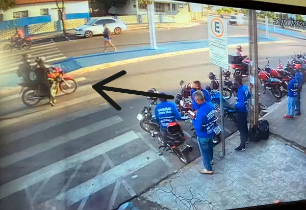 Brumado: Motociclista atropelou mulher em faixa de pedestres na Avenida Centenário; veja o vídeo
