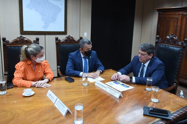 Charles Fernandes e Ivana Bastos recebem do Ministro da Infraestrutura boas notícias sobre obras na BR 030 e a FIOL