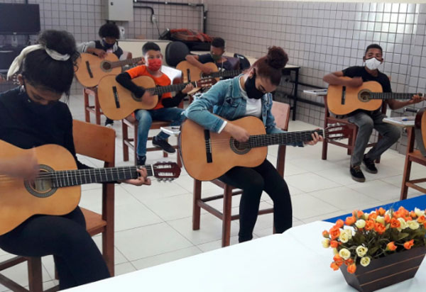 Base Comunitária de Segurança retoma aulas de violão para jovens em Conquista