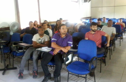 UNEB: Sem salas de aula, calouros do curso de Direito em Brumado iniciam atividades no auditório