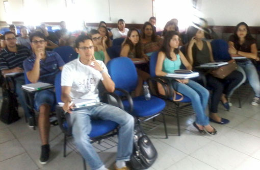 UNEB: Sem salas de aula, calouros do curso de Direito em Brumado iniciam atividades no auditório