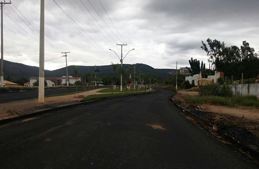 Brumado: Prefeitura recupera trecho esburacado