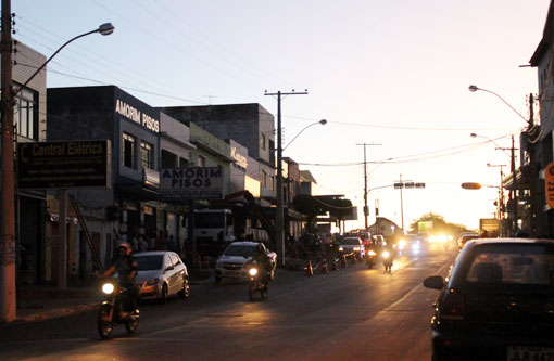 Brumado: Moto colide contra poste e parte do comércio fica sem energia