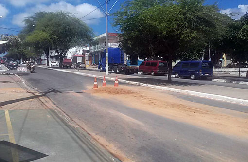 Brumado: Buraco aberto pela Embasa prejudica tráfego de veículos na Avenida Centenário