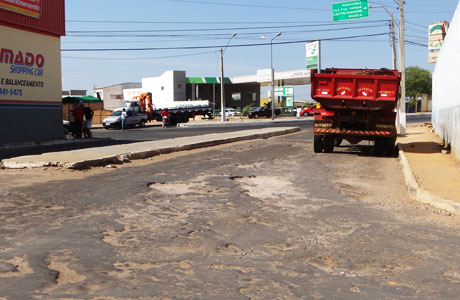 Brumado: Avenida João Paulo I está esburacada; população pede solução urgente
