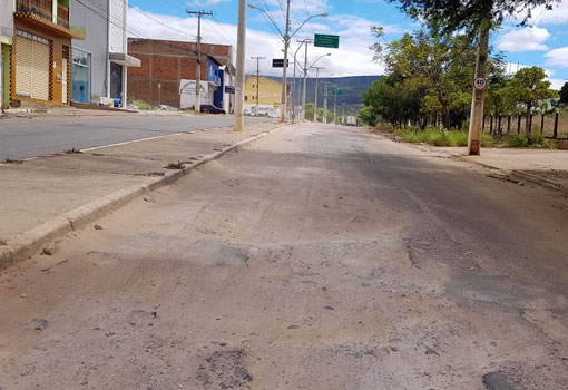 Brumado: com mais de 5 meses esburacada, população pede recuperação da Avenida Lindolfo Brito