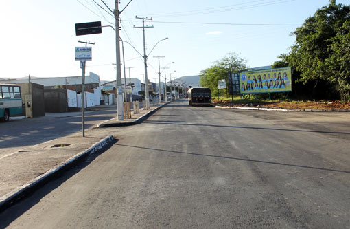 Brumado: Prefeitura faz recuperação asfáltica na Avenida Lindolfo Azevedo Brito