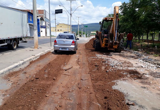 Brumado: Avenida Lindolfo Azevedo Brito recebe reparo paliativo