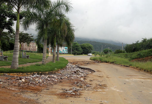 Brumado: parte da Avenida Lindolfo Azevedo Brito está intransitável devido aos buracos abertos pelas chuvas