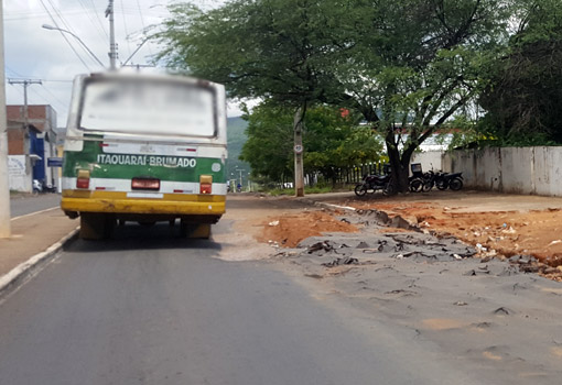 Brumado: após fortes chuvas, Avenida Lindolfo Azevedo Brito continua bastante danificada