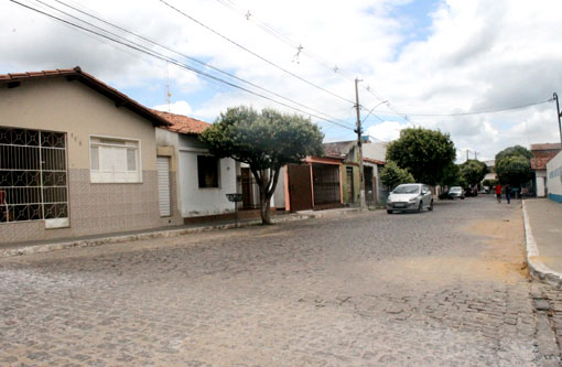 Brumado: Mulher tem celular tomado de assalto em frente sua casa