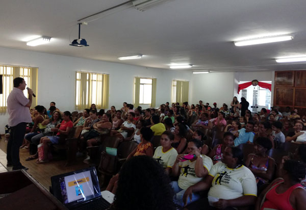 Brumado: famílias do programa Avante Sertanejo participam de palestra com Hipnoterapeuta