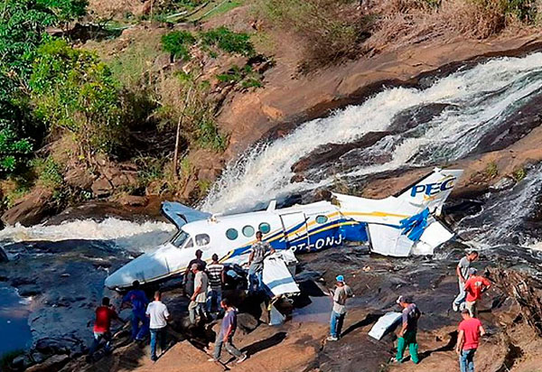 Morte de Marília Mendonça: Avião é retirado do local onde caiu em Minas