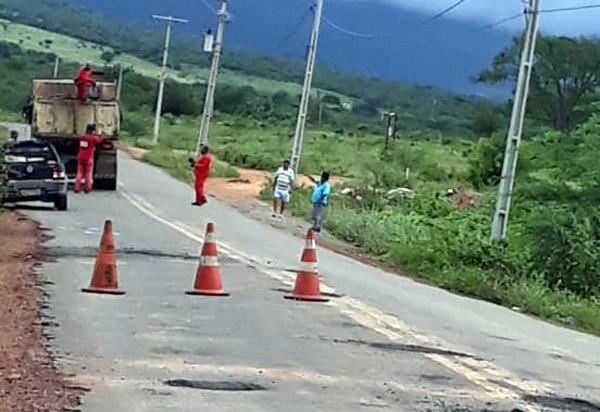 Após solicitação do Deputado Marquinho Viana, começa a operação 'Tapo Buracos' na BA-142