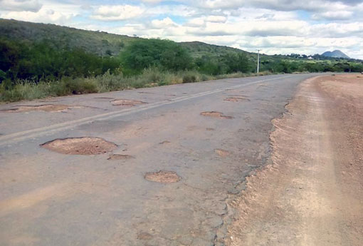 Populares de Tanhaçu e Ituaçu cobram recuperação da BA-142; rodovia está esburacada