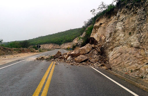 Você Repórter: Pedras bloqueiam BA-148 em Rio de Contas após deslizamento