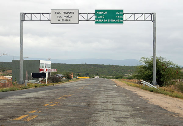 Governador Rui Costa sanciona a lei que dá o nome de Dona Ana Lúcia Aguiar Viana à BA-142