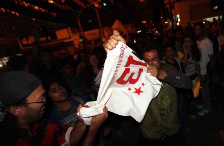 Conquista: Bandeira do PT é rasgada durante manifestação