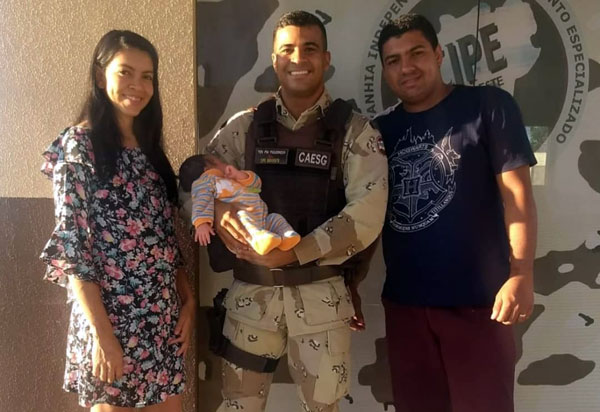 Policial da CAESG salva bebê engasgado com leite